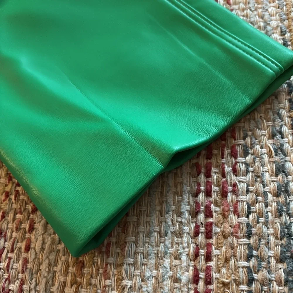 GOOD AMERICAN “Icon Fit” faux leather pants in Kelly green!